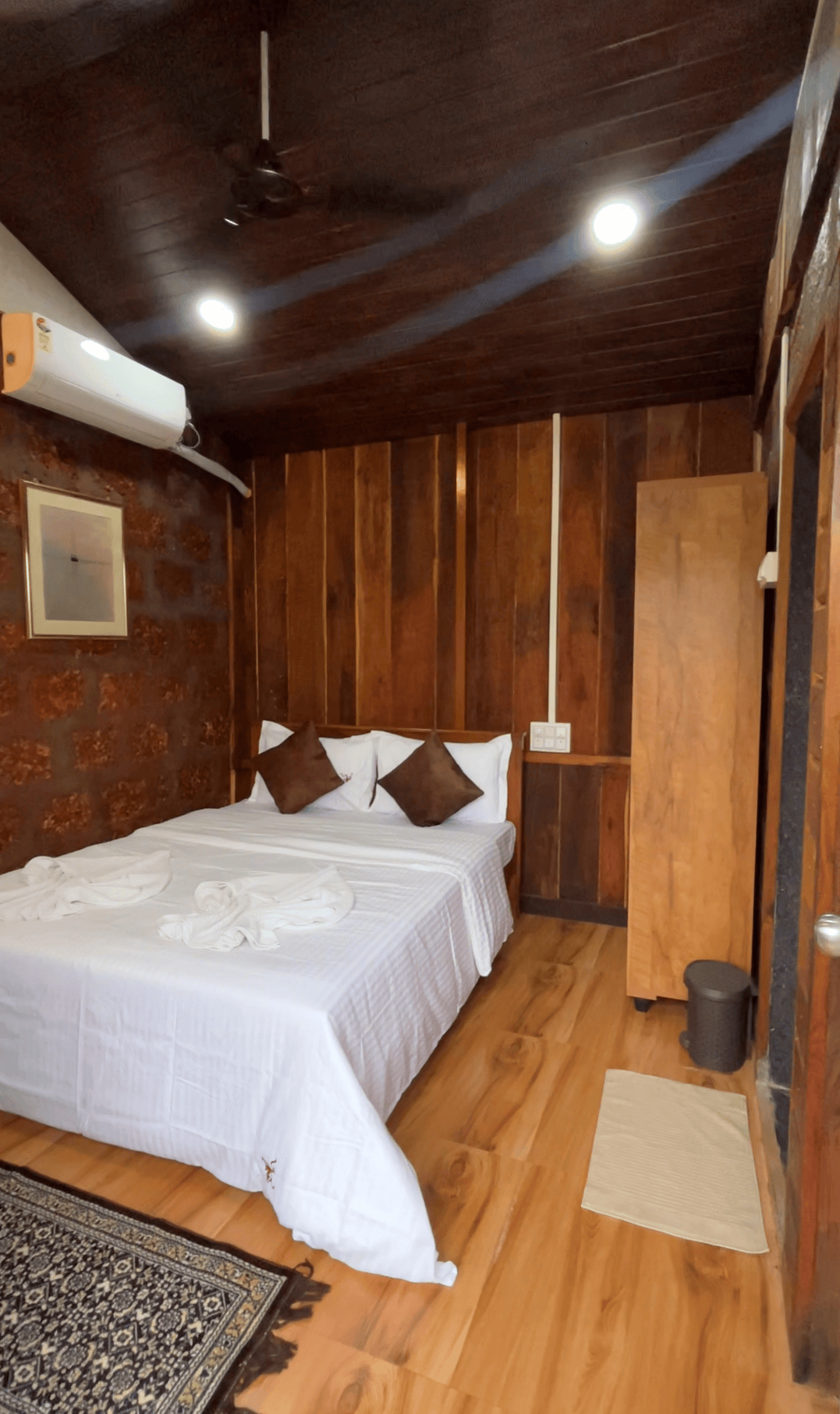 WOODEN LOG HOUSE
